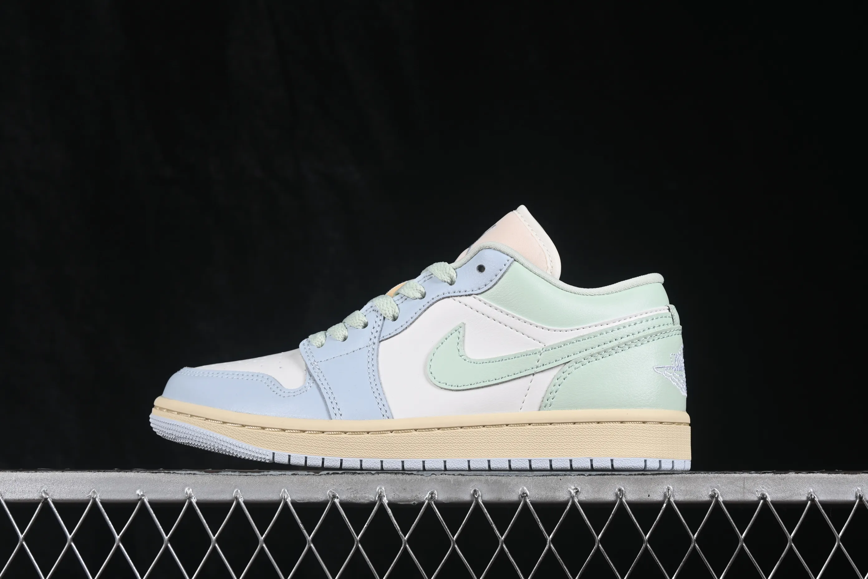 All categories Air Jordan Jordan series basketball shoes Air Jordan 1 Low G version pure original Air Jordan 1 Low AJ1 Joe 1 light blue color matching low-top cultural casual sneakers DC0774-108